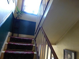 シャーロック・ホームズミュージアム 3階から4階への階段.jpg